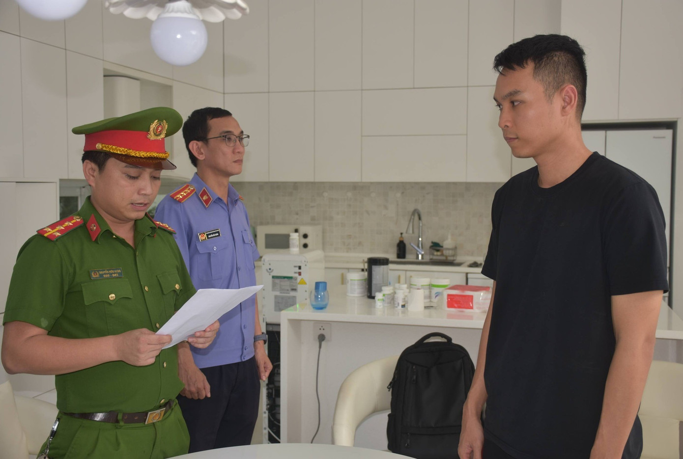 Cơ quan Công an thực hiện lệnh bắt Huỳnh Đức Vân. 600264061-1266324275528587-3334341906293377864-n.jpg