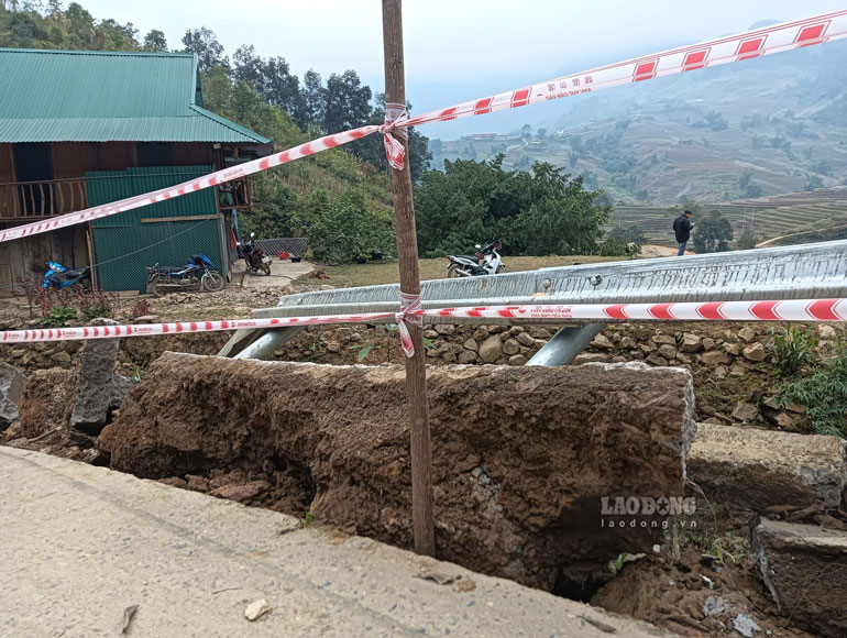 Xe ôtô va chạm hộ lan trước khi bị lật. Ảnh: Văn Đức