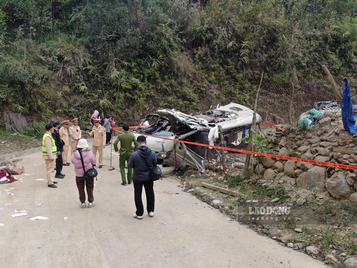 Trên xe lúc này chở khoảng 20 người, hậu quả khiến 9 người tử vong, nhiều người bị thương