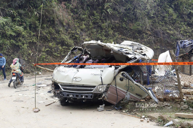 Xe chở đoàn từ thiện biến dạng sau tai nạn. Ảnh: Văn Đức