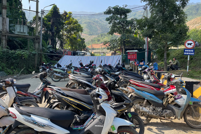 Người dân xã Hợp Thành, tỉnh Lào Cai dựng lều, chặn cổng vào mỏ đồng Tả Phời. Ảnh: Đinh Đại 