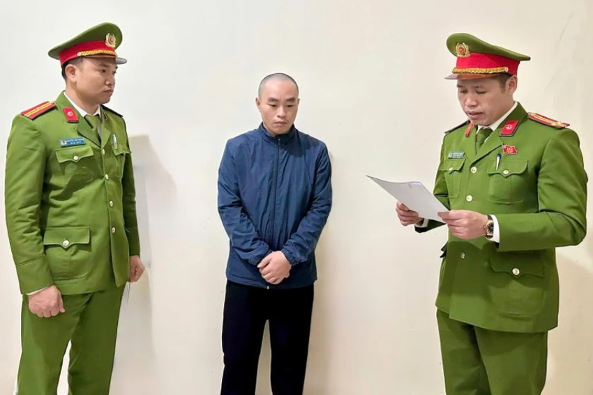 Hứa Văn Quý bị bắt giữ. Ảnh: Công an Hà Tĩnh trom-tai-san.jpg